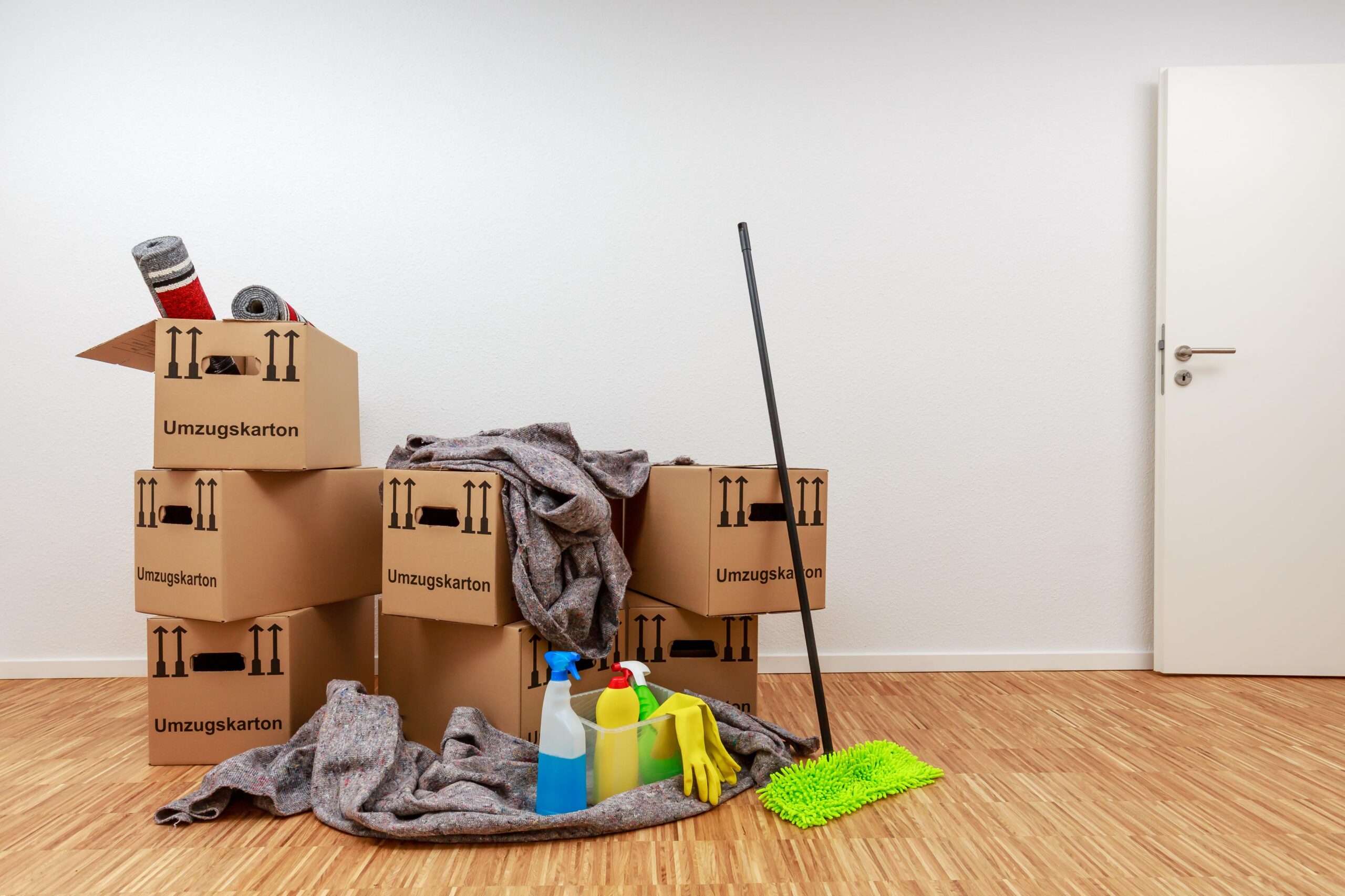 Umzugskartons, Reinigungsmittel und Arbeitsutensilien nach einer Entrümpelung in Hilden in einer leeren Wohnung.